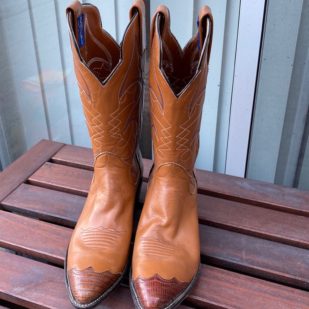 Sanders woman’s vintage western boots. Size 6, Burnt/orange brown wing tips.